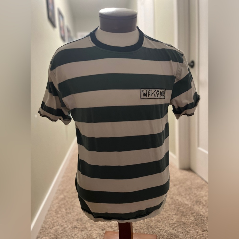 WELCOME SKATE striped shirt .